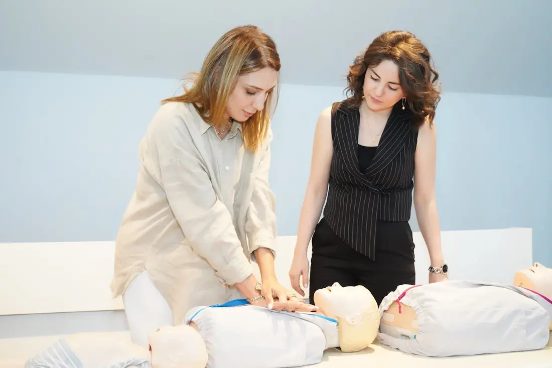 Formation SST Montpellier, deux stagiaires sur mannequin de premiers secours